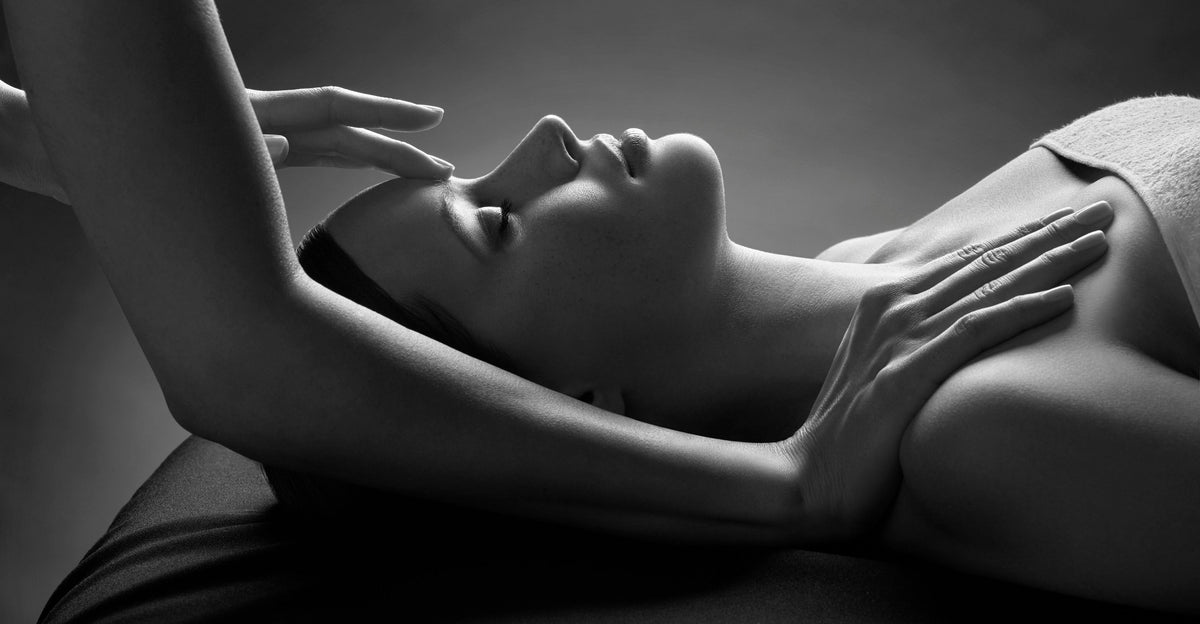 Femme allongée recevant un soin du visage