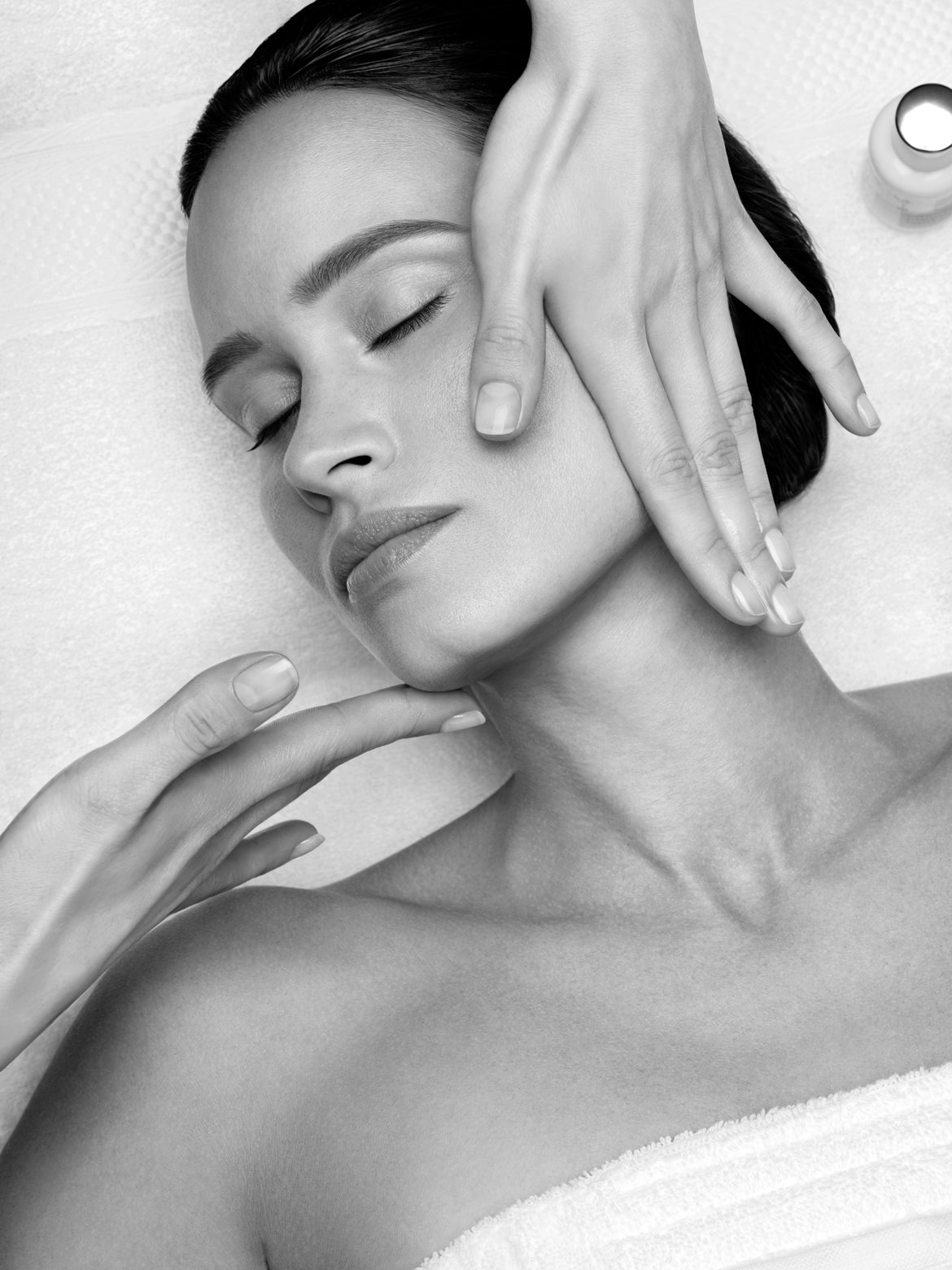 Esthéticienne appliquant un soin sur le visage d'une cliente