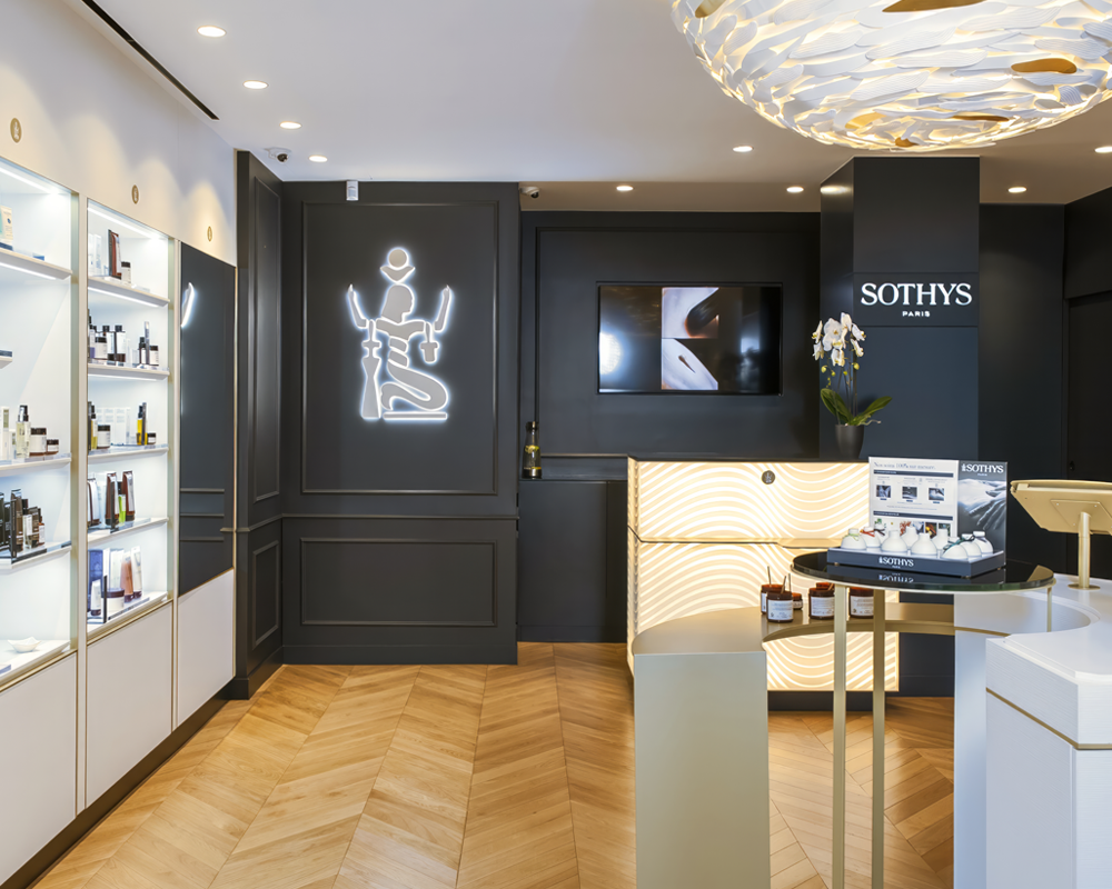 Boutique de l'institut Sothys avec ses étagères de produits