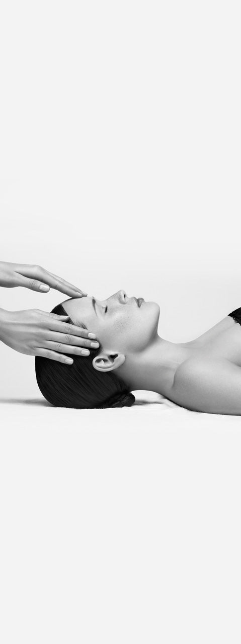 Gestuelle de modelage du visage par une esthéticienne