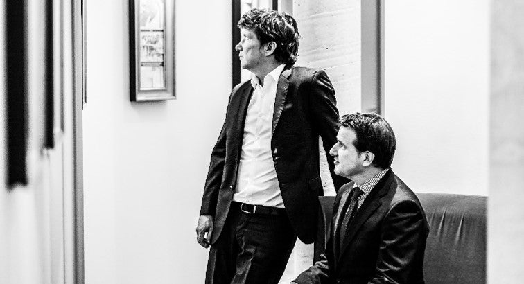 Photo d'archive de deux hommes en costume