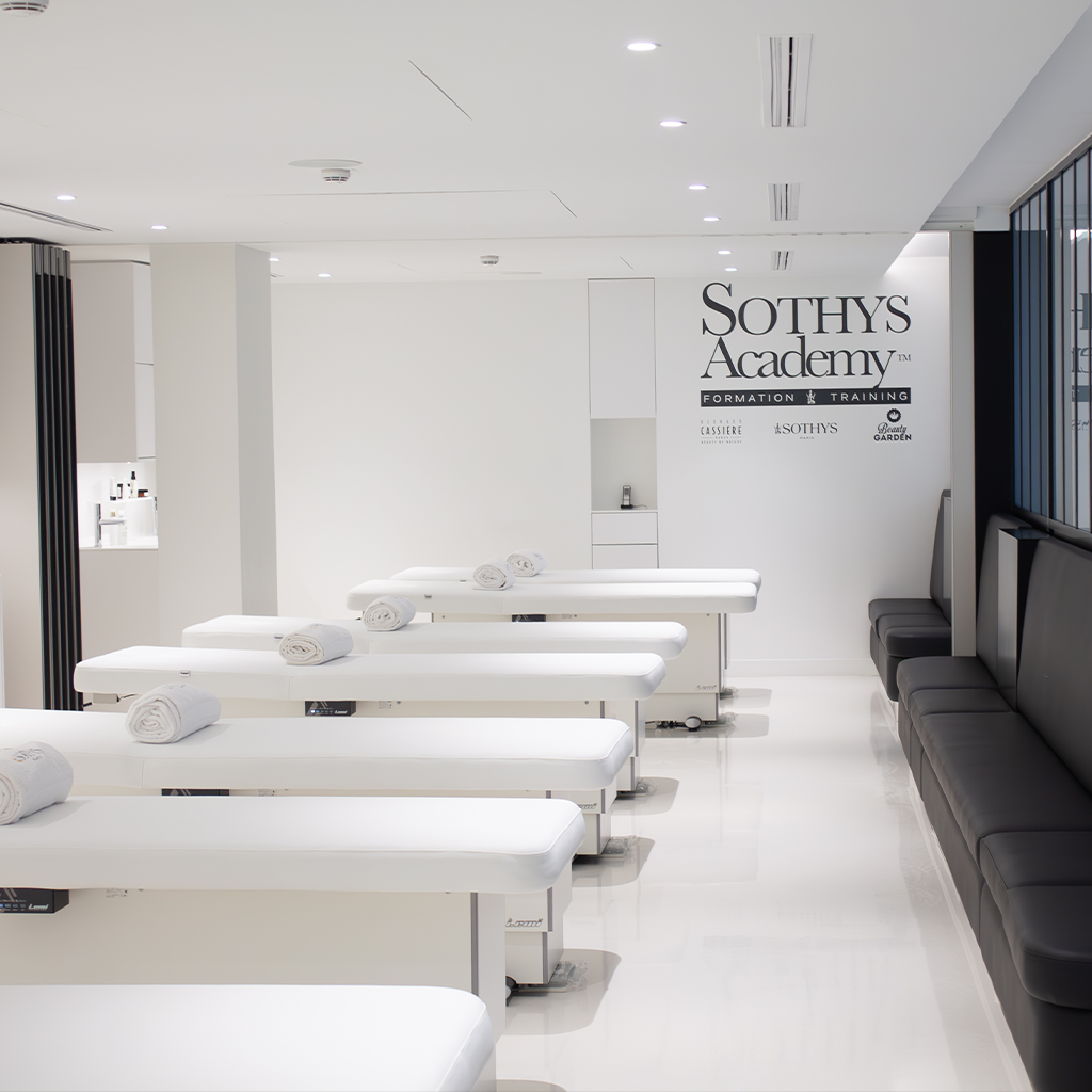 Salle de formation de la Sothys Academy et ses tables de soin