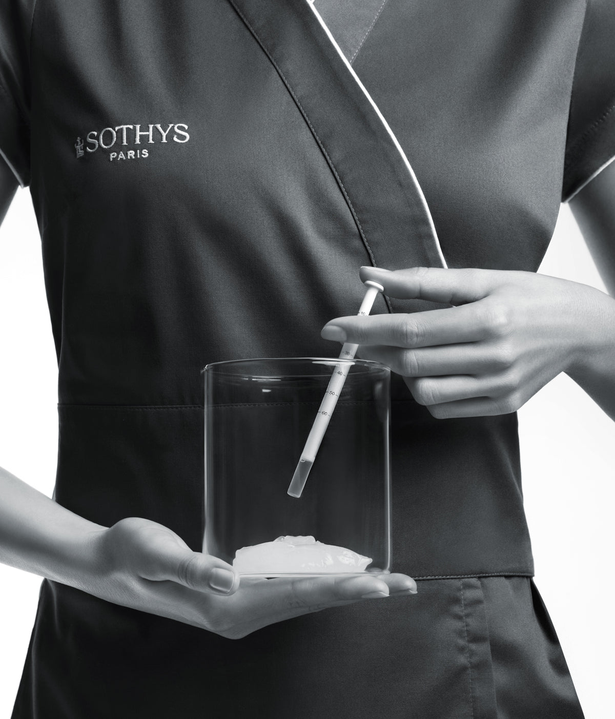 Esthéticienne Sothys tenant une pipette de sérum