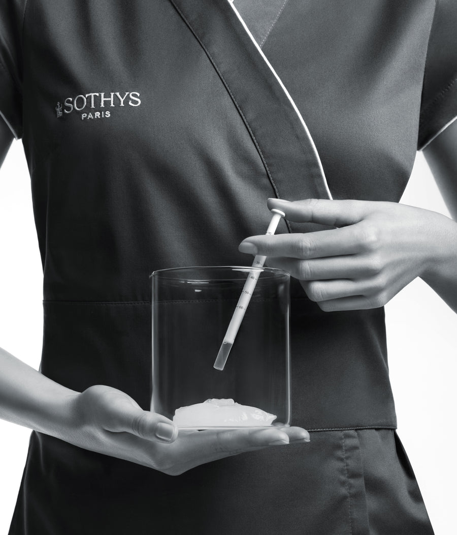Esthéticienne Sothys tenant une pipette de sérum